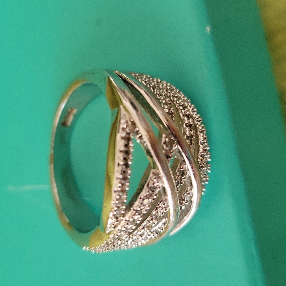 Beautiful Ring - Picture 3 of 4